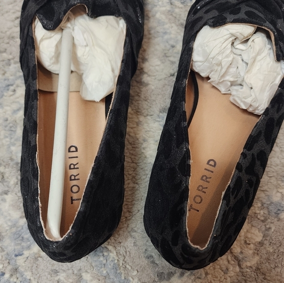 NWT Torrid 7W Shimmer Velvet Bow Pointed Toe Loafer Black Grey Leopard 7 Wide - Picture 11 of 13